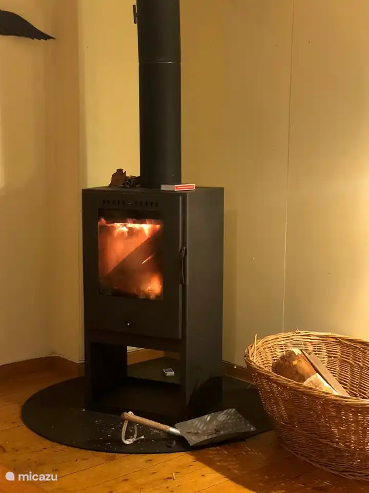 Der Holzofen verfügt über ein großes Glasfenster, sodass Sie in die Flammen blicken können. Da es sich um eine effiziente Wärmequelle handelt, heizt der Ofen das gesamte Haus und es ist nicht notwendig, zu oft Holz nachzulegen.