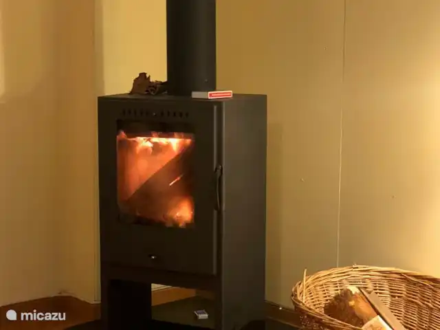 Colline des bouleaux | Suède, Värmland, Sunnemo - gîte / cottage Le poêle à bois a une grande fenêtre en verre pour que vous puissiez regarder les flammes. Parce qu'il est une source de chaleur efficace, le poêle chauffe toute la maison et il n'est pas nécessaire d'ajouter du bois trop souvent.