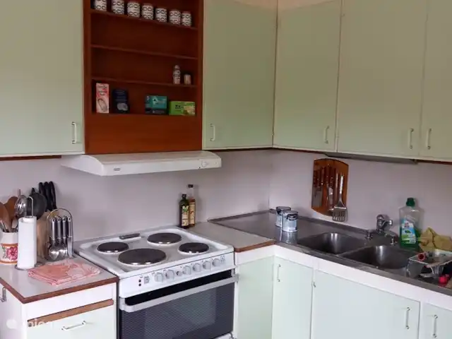 Colline des bouleaux | Suède, Värmland, Sunnemo - gîte / cottage Cuisine avec de nombreux placards, four, micro-onde, gaufrier et autres électroménagers