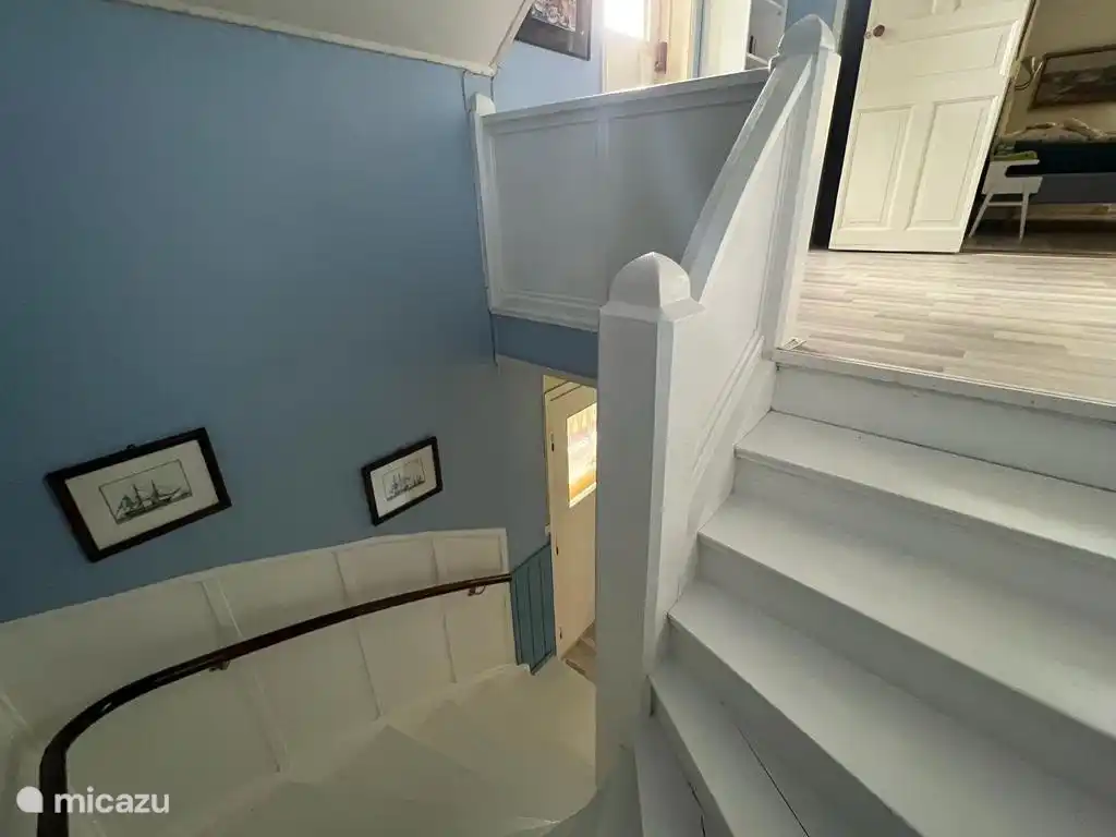 Die Treppe ist sehr weit und bequem