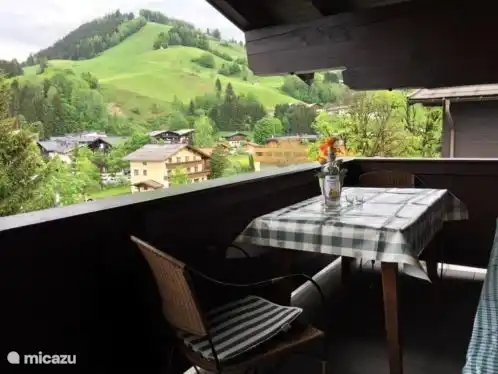 Die Wohnung verfügt über zwei Balkone, dies ist die Ansicht von vorne.
