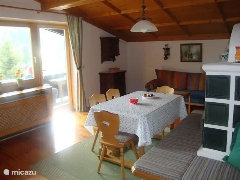 Impression Wohnzimmer mit Zugang zum Balkon an der Vorderseite.