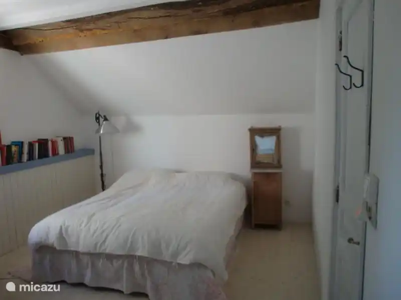 Schlafzimmer im Obergeschoss mit Blick auf den Garten.