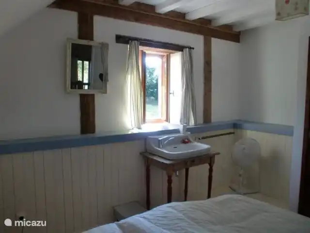 Maison Montigny | France, Yonne, Saint-Germain-des-Champs - maison de vacances Chambre à l'étage avec lavabo et vue sur le jardin.