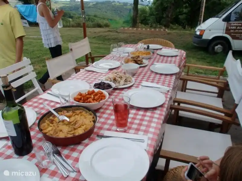 Leker kochen und in der Abendsonne zu essen.