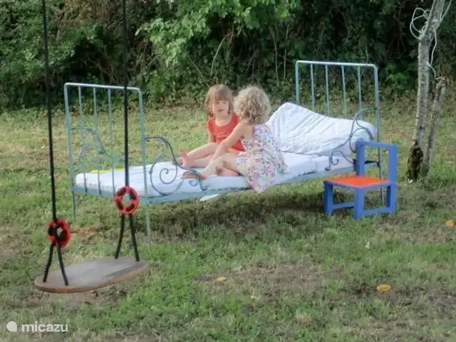 Maison Montigny | France, Yonne, Saint-Germain-des-Champs - maison de vacances Un lit français dans le jardin, vous pouvez vous allonger et lire ou jouer.