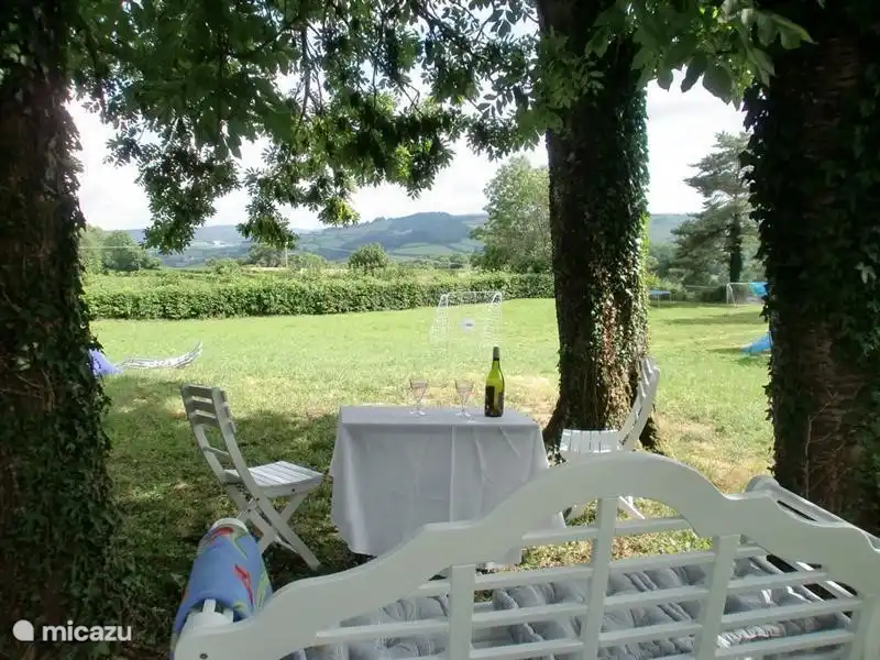 Unter den Kirschbäumen ist der Ort.