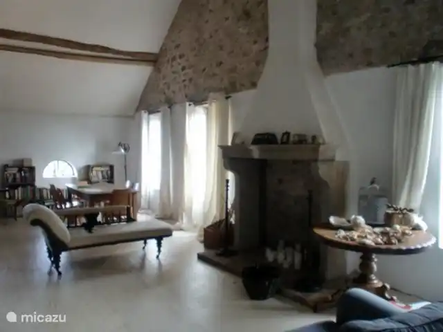 Maison Montigny | France, Yonne, Saint-Germain-des-Champs - maison de vacances Le salon au premier étage est spacieux, avec des livres, des CD, un équipement stéréo. La cheminée est destinée à la décoration et ne doit pas être utilisée. Grande table, chaise longue, canapé.
Dans le coin se trouve un joli bureau où vous pouvez vous asseoir et travailler avec votre ordinateur portable.
