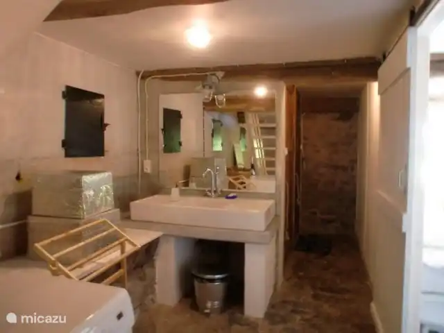 Maison Montigny | France, Yonne, Saint-Germain-des-Champs - maison de vacances Couloir vers les chambres. terrain avec coin humide.Douche et WC, lave-linge et sèche-linge.