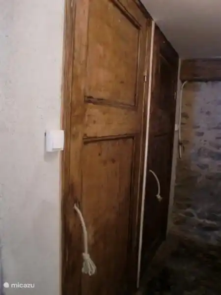 Die Toilette und Dusche einfach, aber lecker, mit harten Strahl.