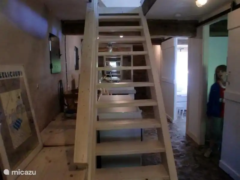 Flur mit Treppe, mit robusten Schiebetüren zu den beiden Schlafzimmern. Am Ende des Flurs ist ein großes Waschbecken und die Toilette und Dusche.