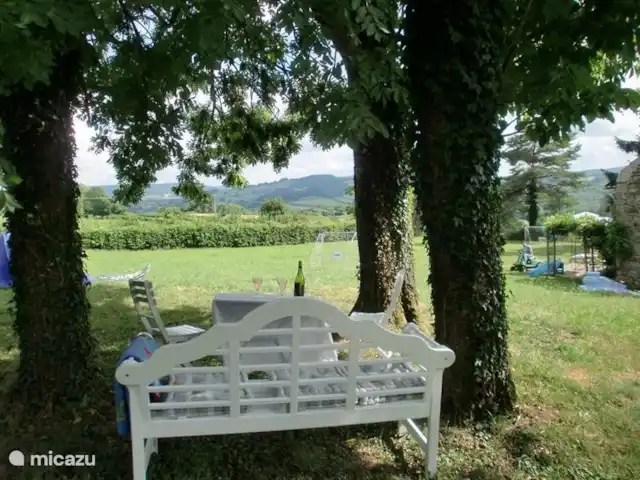 Maison Montigny | France, Yonne, Saint-Germain-des-Champs - maison de vacances Vue sous les cerisiers.
Quand il fait très chaud, il y a toujours une belle brise rafraîchissante ici. Il est bien sûr également possible de faire une sieste sous les arbres.