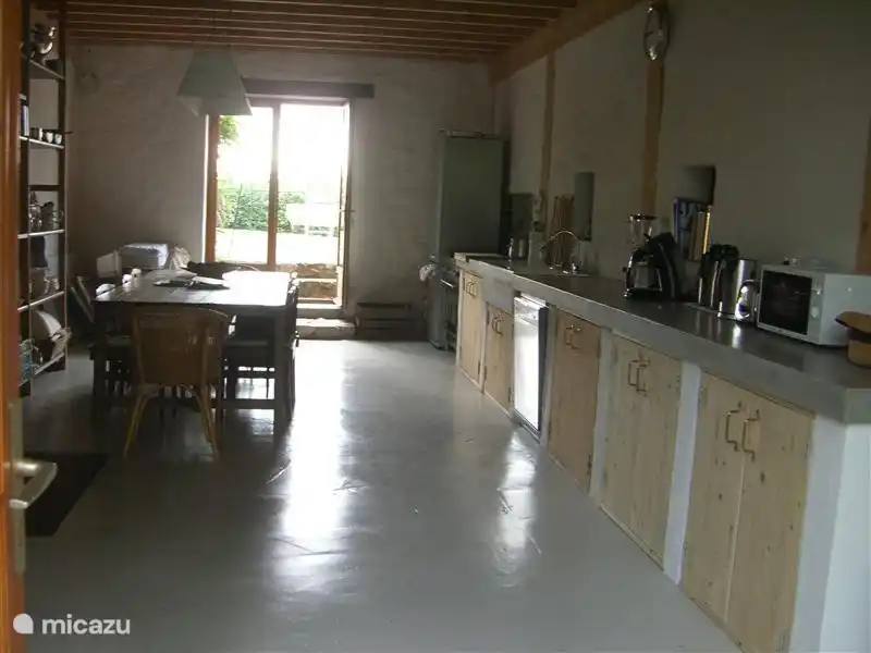 Geräumige Küche mit großem Esstisch, mit Terrassentüren zur Terrasse.
großen einsamen Herd, smeg ijskast.Groot Arbeitsplatte für viele Kochvergnügen.