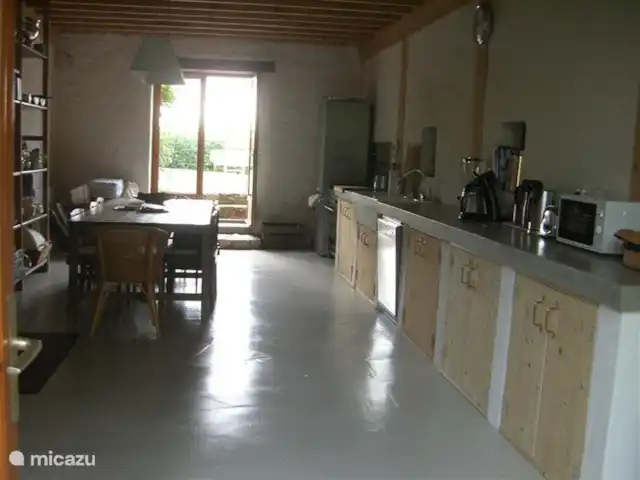 Maison Montigny | France, Yonne, Saint-Germain-des-Champs - maison de vacances Cuisine spacieuse avec grande table à manger, avec portes-fenêtres donnant sur la terrasse.
grande cuisinière à gaz solitaire, réfrigérateur smeg.Grand comptoir pour beaucoup de plaisir à cuisiner.