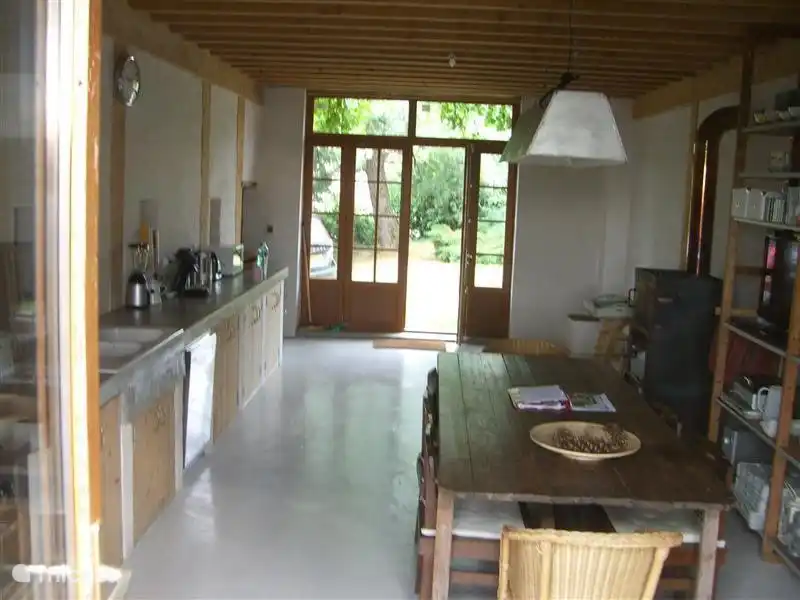 Küche von der anderen Seite. Große Terrassentüren auf den Vorgarten.