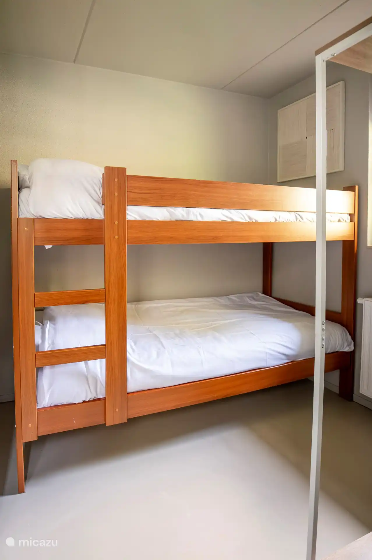 Schlafzimmer im Erdgeschoss mit Etagenbetten.