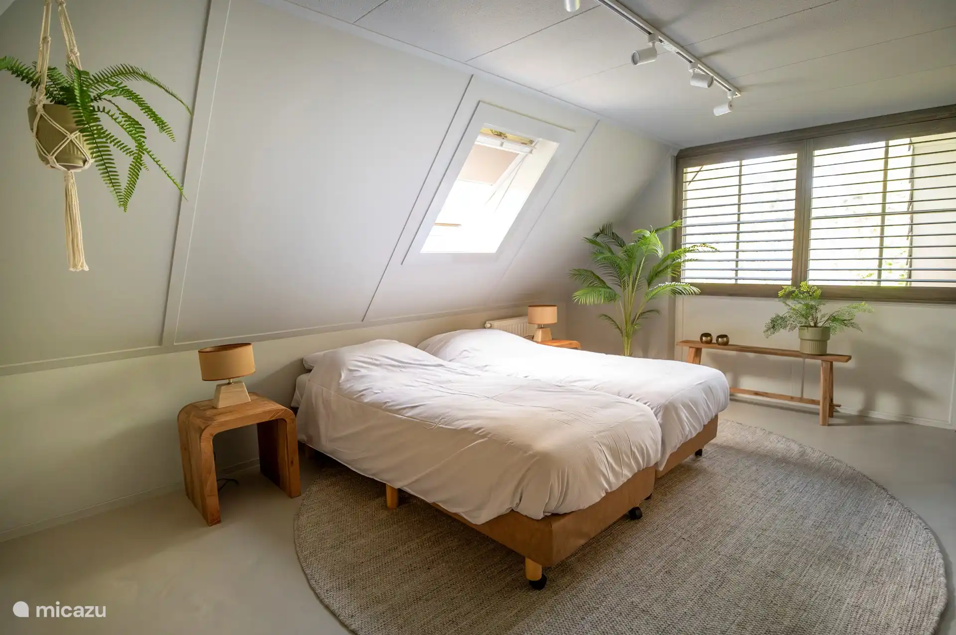 Schlafzimmer im Obergeschoss mit Fensterläden.