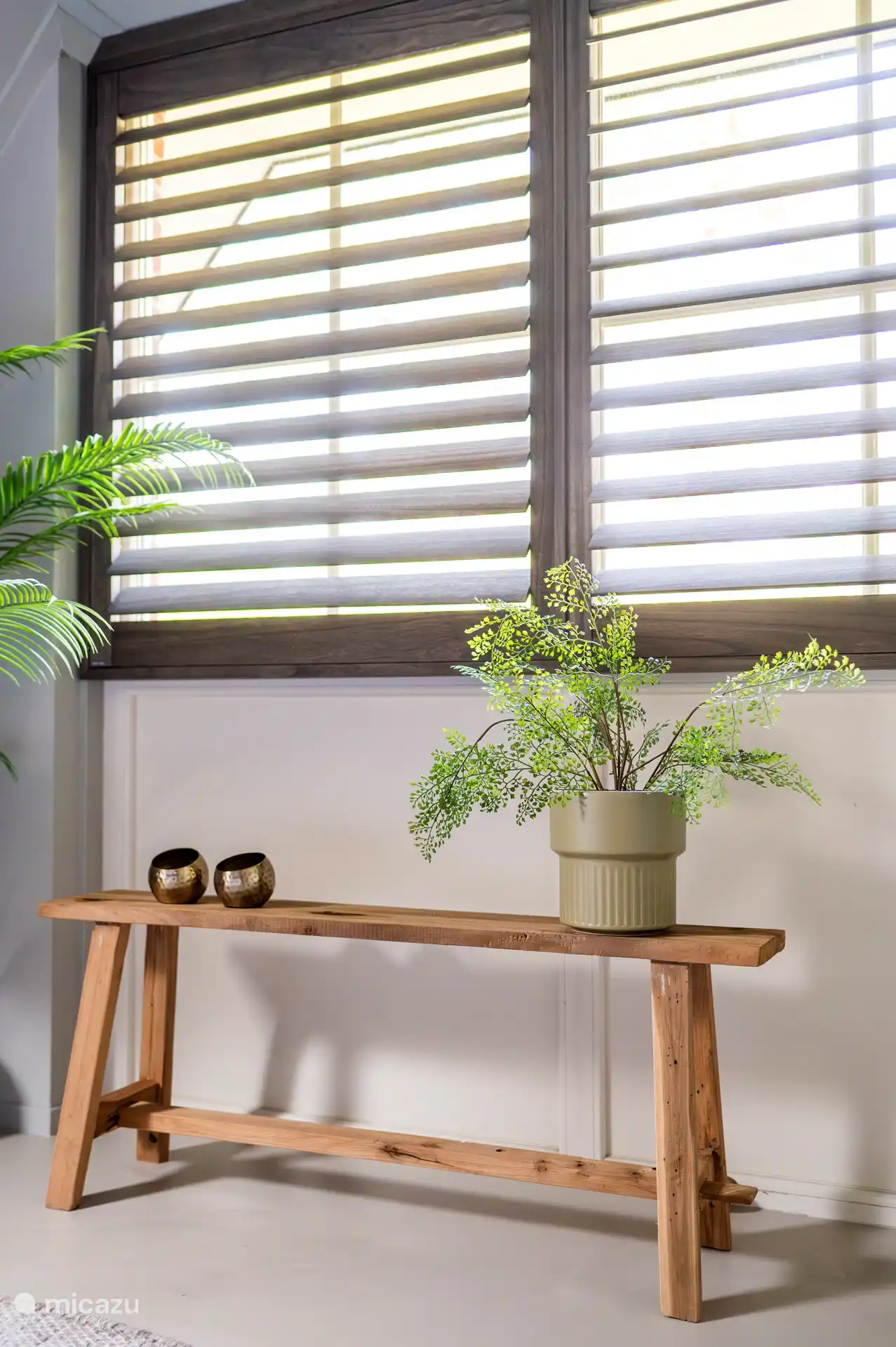 Stimmungsvolles Schlafzimmer im Obergeschoss mit Fensterläden.