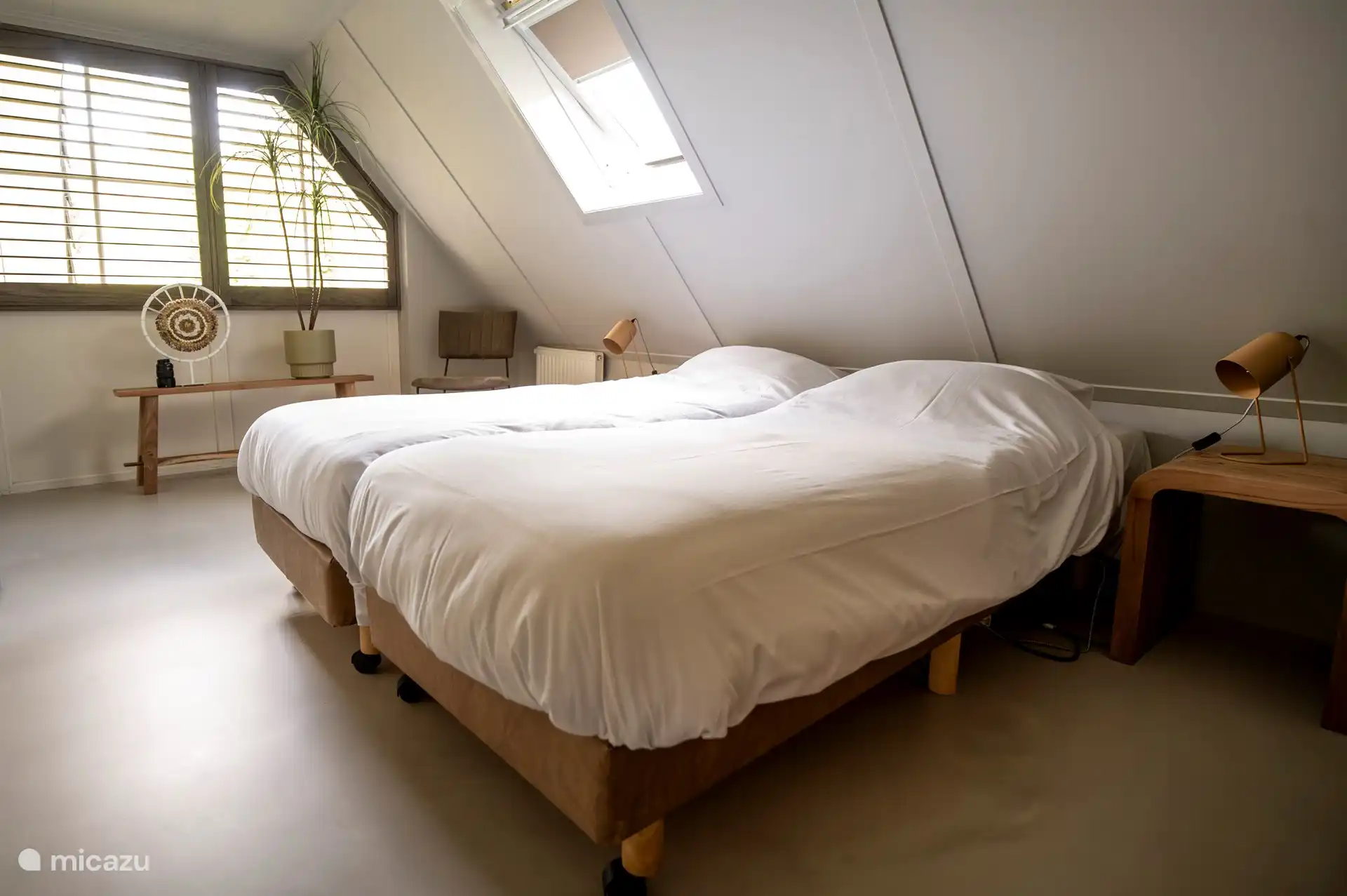 Zweites Schlafzimmer im Obergeschoss mit Fensterläden.