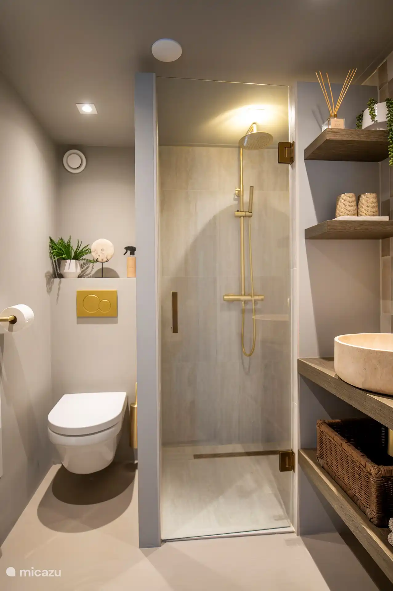 Im Obergeschoss Badezimmer mit Dusche und WC.