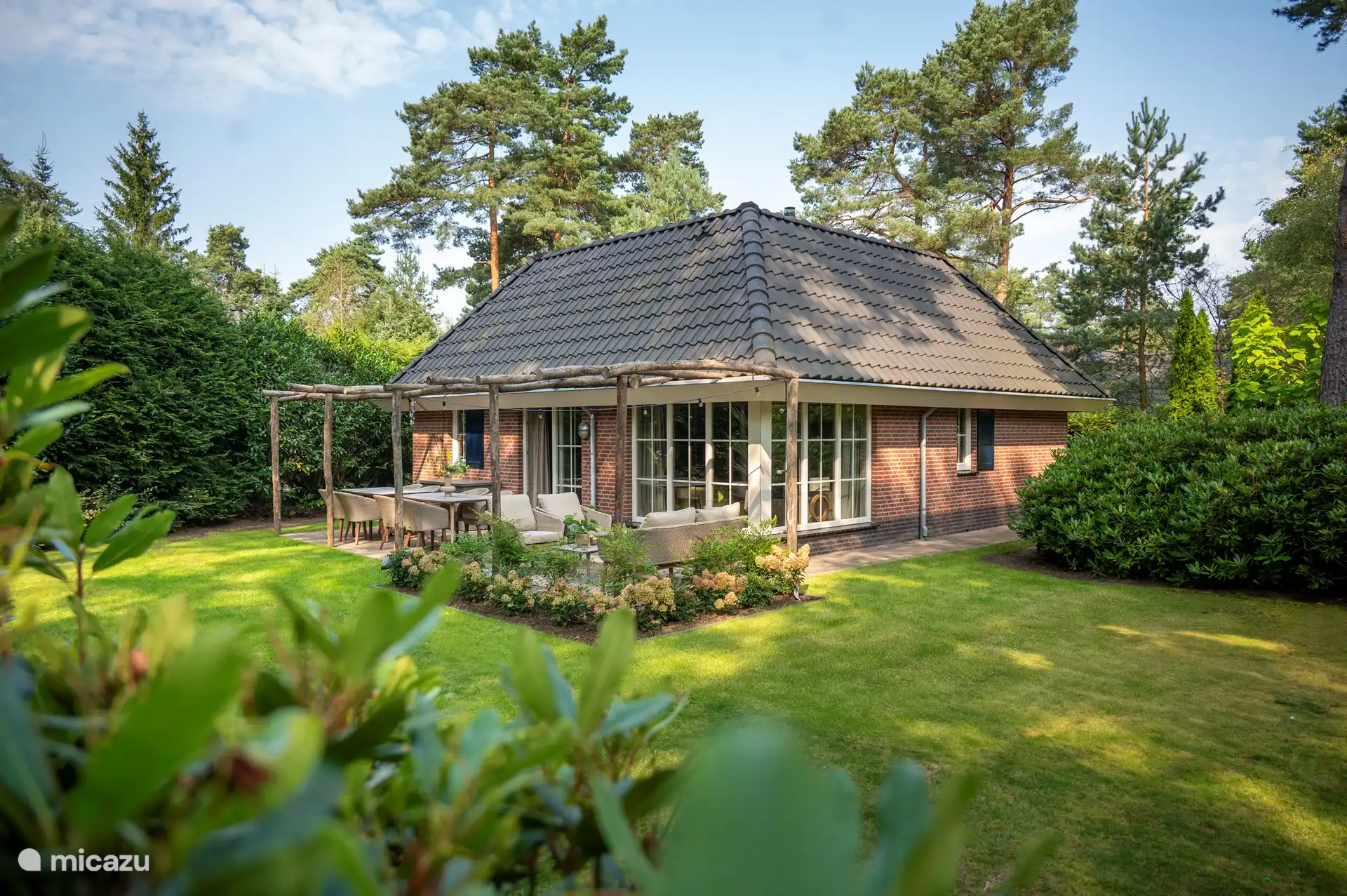 Terrasse mit luxuriösem Tisch für 8 Personen im Freien und separater Sitzecke.