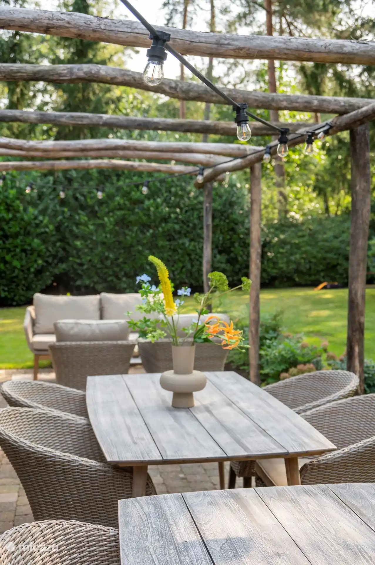 Stimmungsvolle Terrasse mit luxuriösem Gartenset.