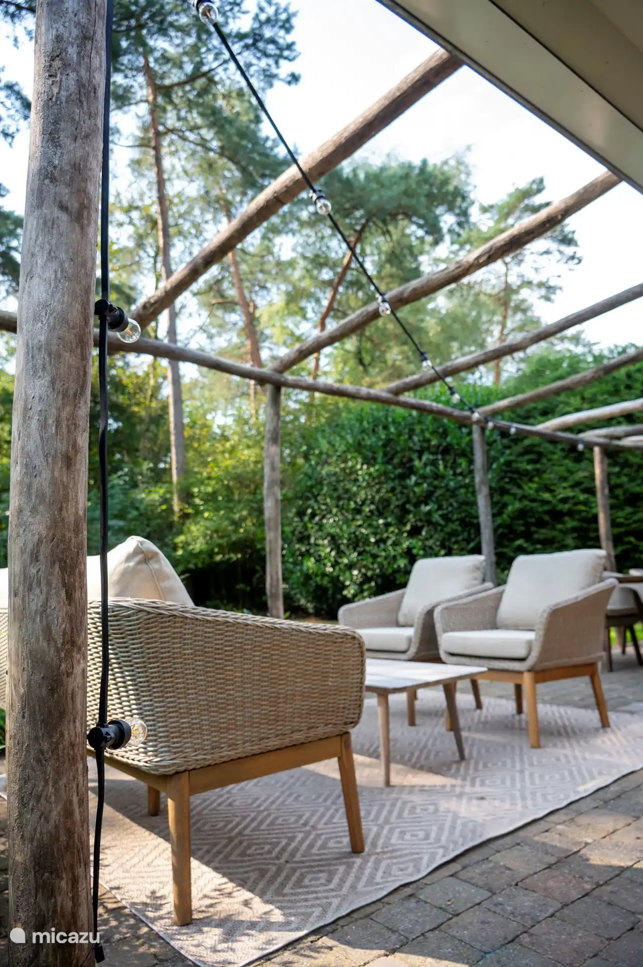 Stimmungsvolle Terrasse mit Beleuchtung am Abend.