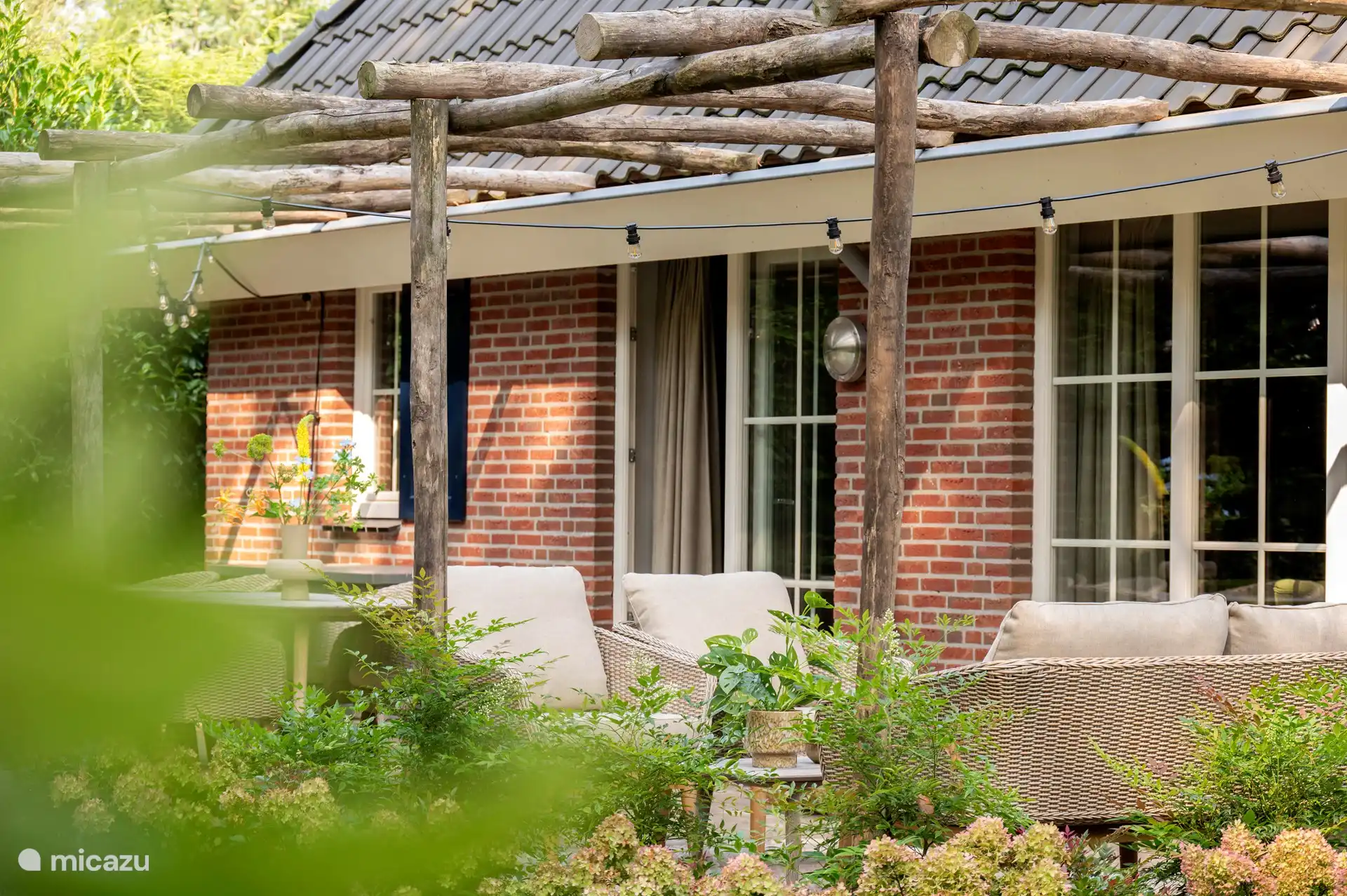 Stimmungsvoller Blick auf die Terrasse vom Garten aus.