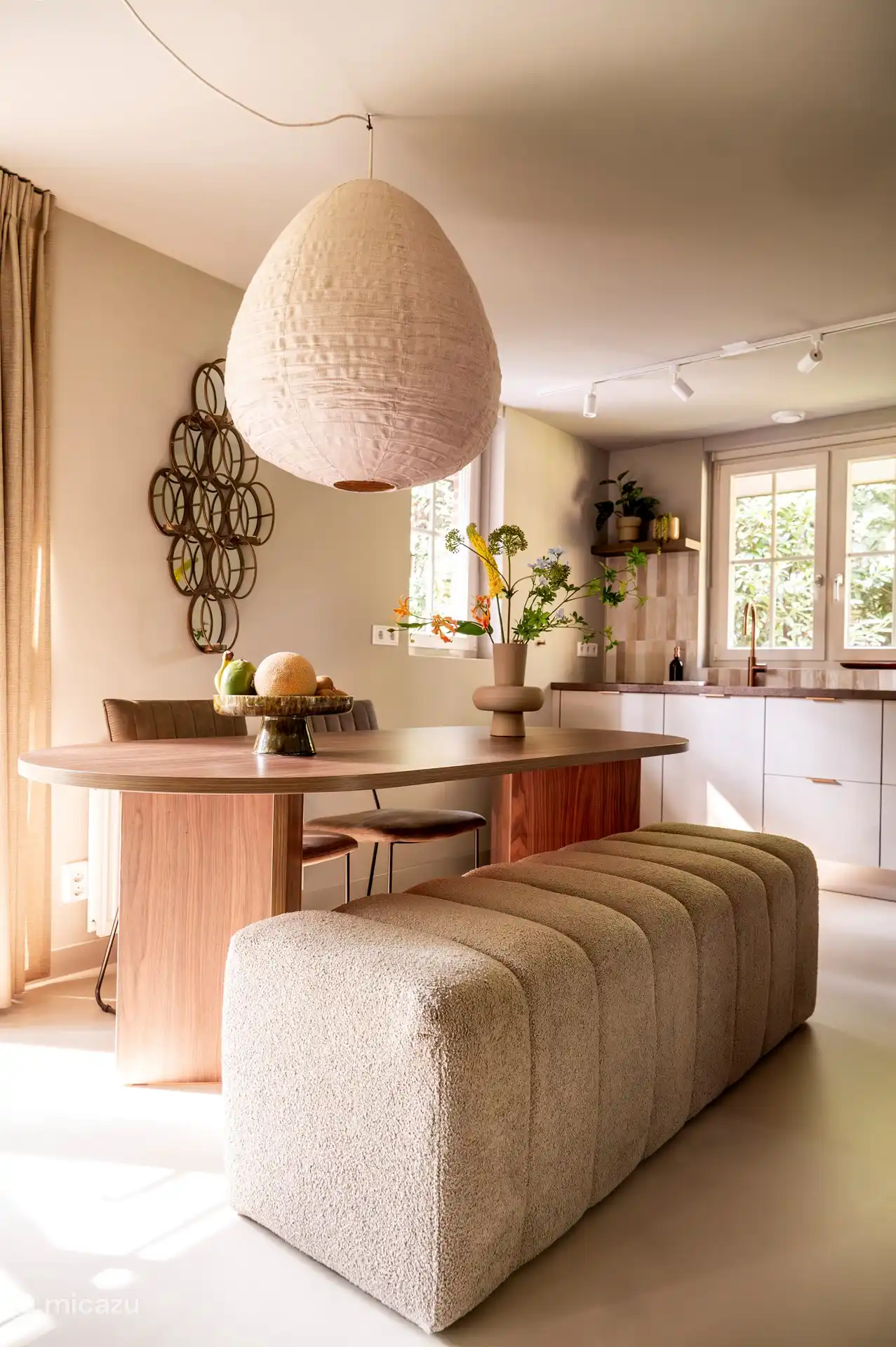 Stimmungsvolles Wohnzimmer mit offener Küche.