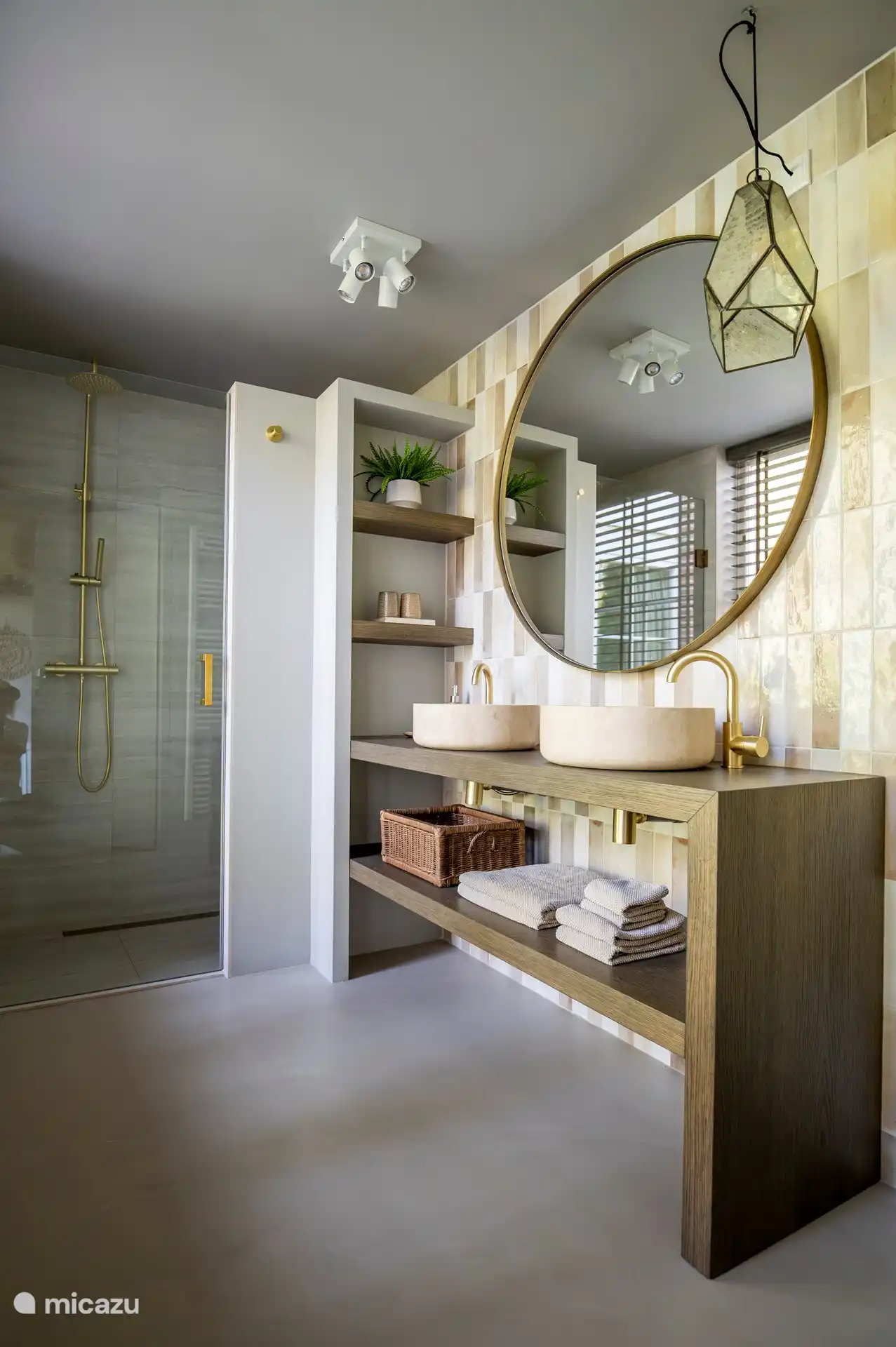 Badezimmer im Erdgeschoss mit Doppelwaschbecken und doppelter Regendusche.