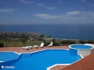 Blick über Pool und Tropea