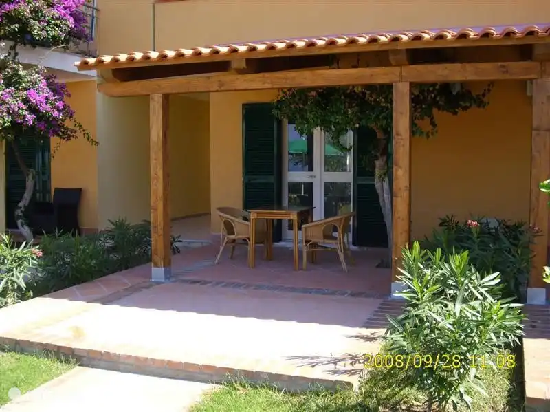 Überdachte Terrasse im Grünen.