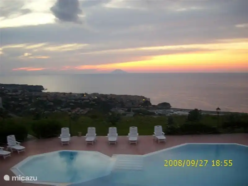 Der Pool in der Abendsonne