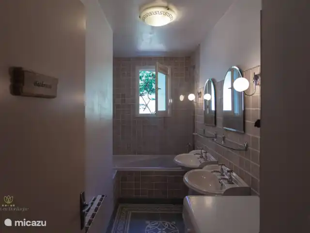 Maison en Dordogne | France, Dordogne, Saint-Sulpice-d'Excideuil - maison de vacances La salle de bain avec double vasque et baignoire spacieuse avec douche. La machine à laver se trouve également ici.
