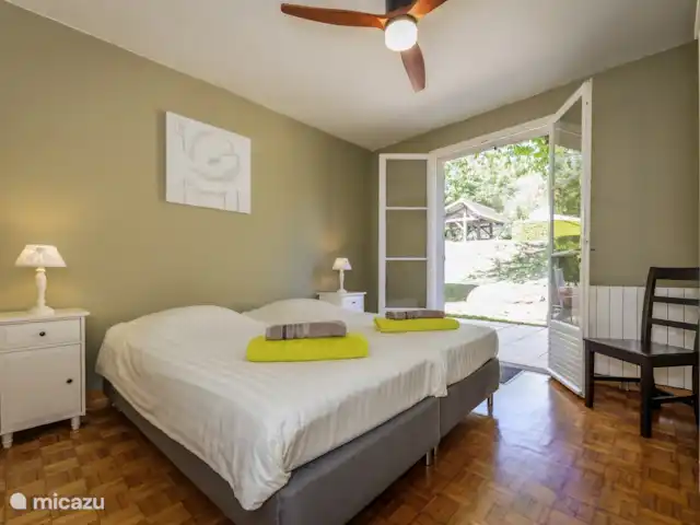 Maison en Dordogne | France, Dordogne, Saint-Sulpice-d'Excideuil - maison de vacances Chambre spacieuse avec deux lits simples avec sommier à ressorts (90x200), porte patio avec volets donnant sur le jardin et ventilateur de plafond