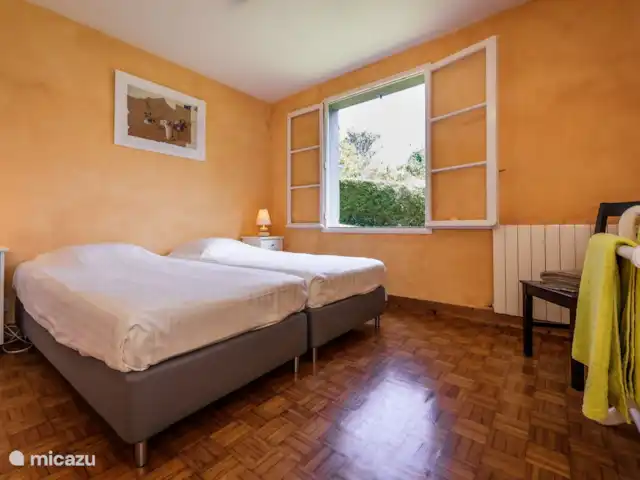 Maison en Dordogne | France, Dordogne, Saint-Sulpice-d'Excideuil - maison de vacances Chambre spacieuse avec deux lits simples avec sommier à ressorts (90x200), fenêtres ouvrantes avec volets et ventilateur de plafond.