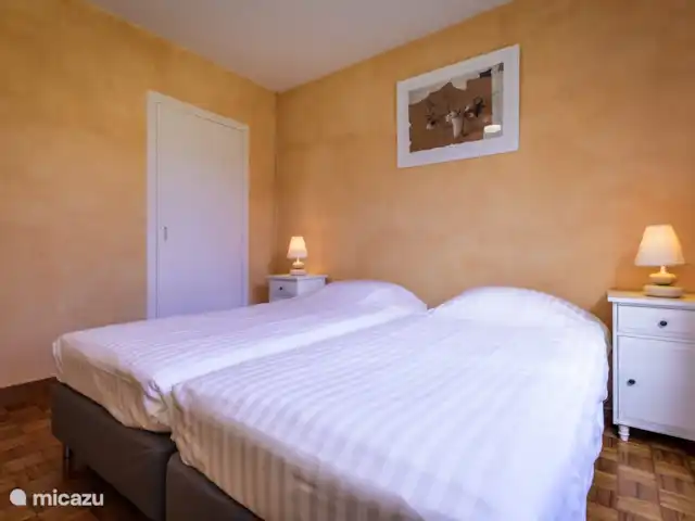 Maison en Dordogne | France, Dordogne, Saint-Sulpice-d'Excideuil - maison de vacances Chambre spacieuse avec deux lits simples avec sommier à ressorts (90x200), fenêtres ouvrantes avec volets et ventilateur de plafond.