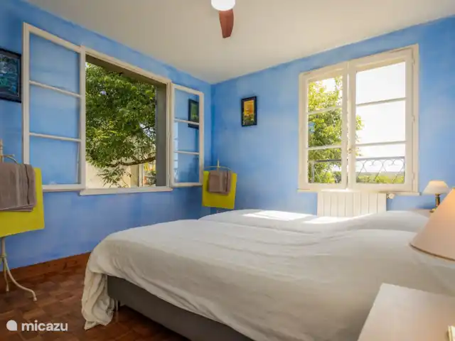 Maison en Dordogne | France, Dordogne, Saint-Sulpice-d'Excideuil - maison de vacances Chambre spacieuse avec deux lits simples avec sommier à ressorts (90x200) et deux fenêtres avec volets et ventilateur de plafond.
