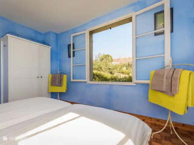 Maison en Dordogne | France, Dordogne, Saint-Sulpice-d'Excideuil - maison de vacances Chambre spacieuse avec deux lits simples avec sommier à ressorts (90x200) et deux fenêtres avec volets et ventilateur de plafond.