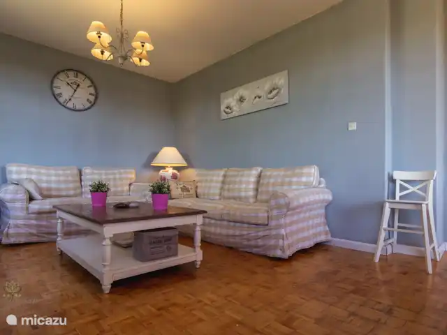 Maison en Dordogne | France, Dordogne, Saint-Sulpice-d'Excideuil - maison de vacances Séjour avec canapé triple et double. La bibliothèque contient à la fois des livres et des CD ainsi que des DVD (enfants et adultes)