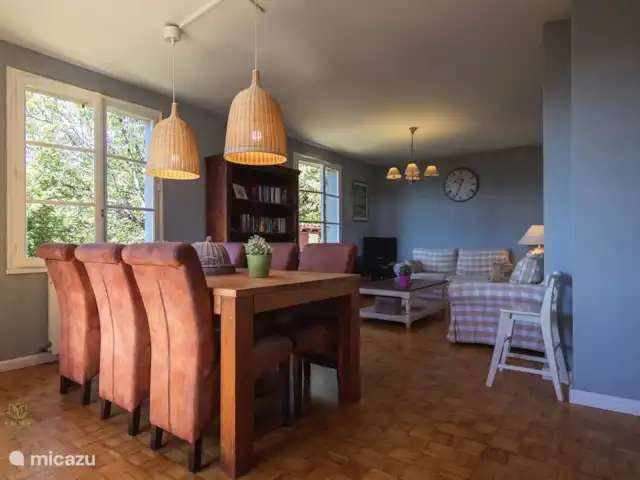 Maison en Dordogne | France, Dordogne, Saint-Sulpice-d'Excideuil - maison de vacances Dans le salon il y a une table à manger pour 6 personnes. Porte française au patio avant.