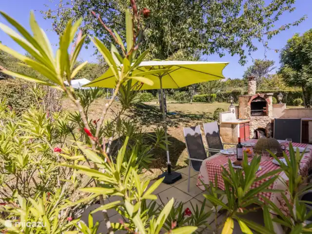 Maison en Dordogne | France, Dordogne, Saint-Sulpice-d'Excideuil - maison de vacances La grande terrasse à l'arrière de la maison avec cuisine extérieure et barbecue et une table à manger pour 6 personnes.