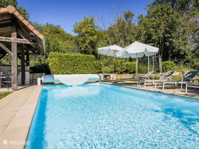Maison en Dordogne | France, Dordogne, Saint-Sulpice-d'Excideuil - maison de vacances La piscine privée de 4 x 8 mètres est chauffée à l'énergie solaire et ouverte d'avril à octobre. Il est également équipé d'une bâche à commande électrique. À côté de la piscine se trouve un bar intérieur.