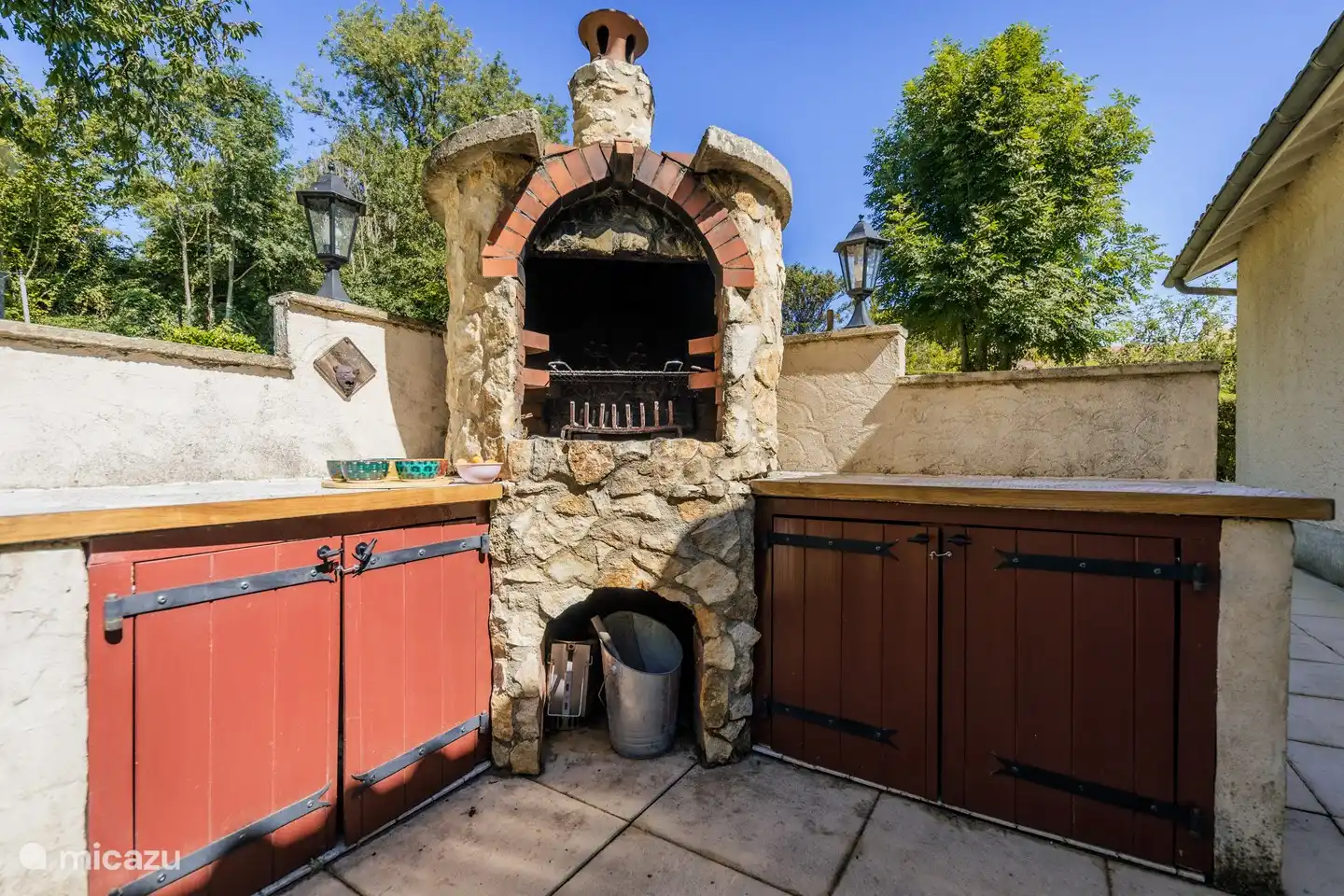 Die Außenküche verfügt über einen guten Grill in angenehmer Höhe und Arbeitsplatten für das Mis-en-Place