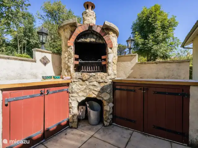 Maison en Dordogne | France, Dordogne, Saint-Sulpice-d'Excideuil - maison de vacances La cuisine extérieure dispose d'un bon barbecue à une hauteur confortable et de plans de travail pour la mise en place