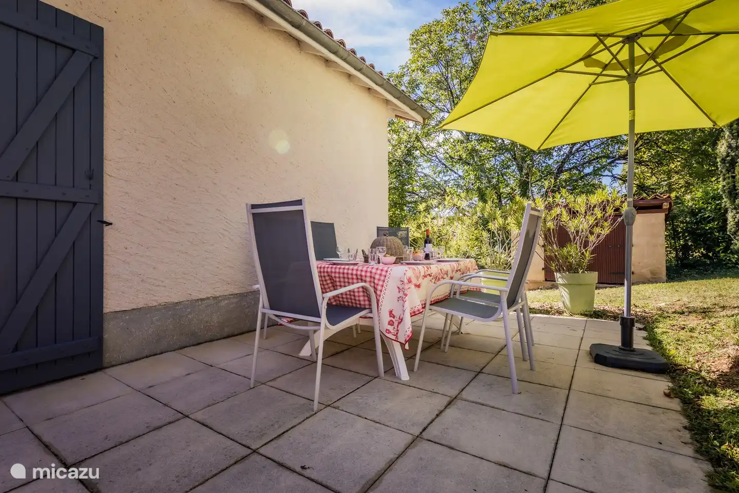 Die hintere Terrasse mit Esstisch und Oleandern