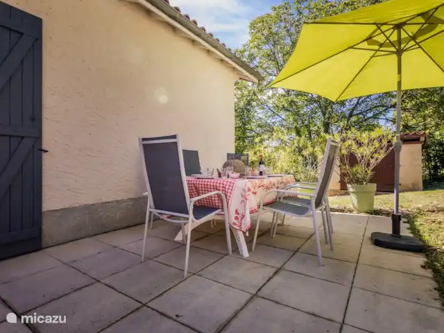 Maison en Dordogne | France, Dordogne, Saint-Sulpice-d'Excideuil - maison de vacances La terrasse arrière avec table à manger et lauriers roses