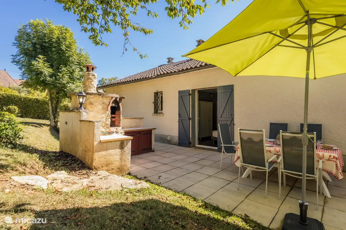 Die Außenküche, die hintere Terrasse und der Esstisch