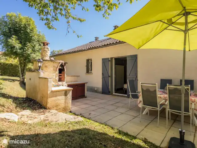 Maison en Dordogne | France, Dordogne, Saint-Sulpice-d'Excideuil - maison de vacances La cuisine extérieure, la terrasse arrière et la table à manger