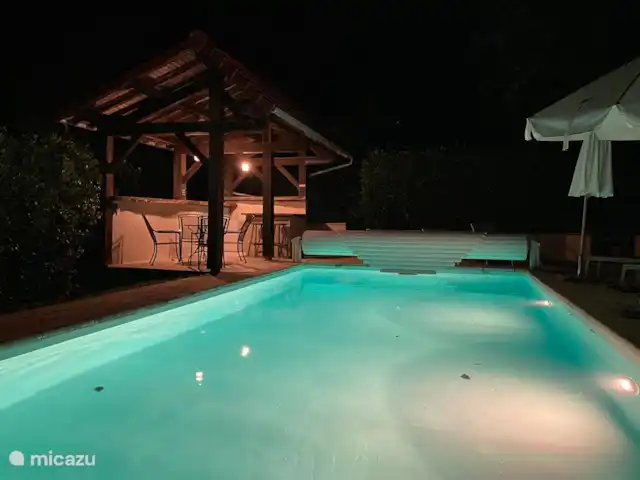 Maison en Dordogne | France, Dordogne, Saint-Sulpice-d'Excideuil - maison de vacances Envie de piquer une tête rafraîchissante avant de vous coucher ? Vous pouvez contrôler l'éclairage de la piscine via une application depuis votre téléphone